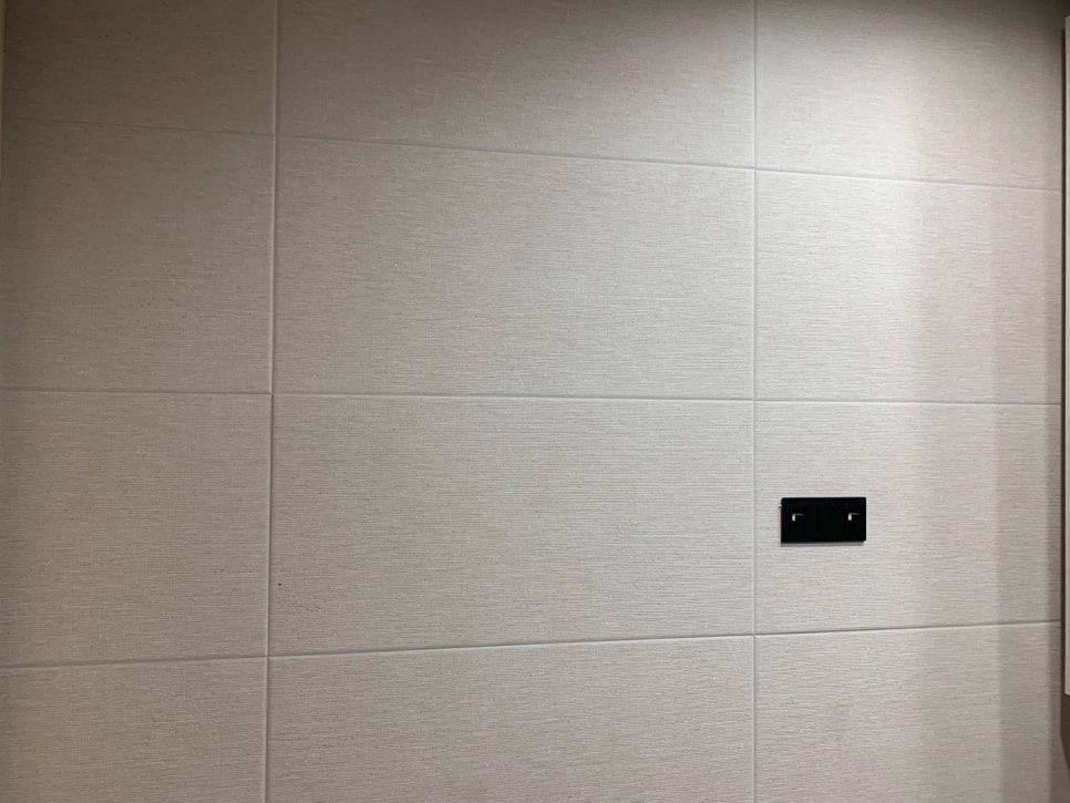 스위치 주변 오염을 막기 위한 꼼꼼한 보양 작업