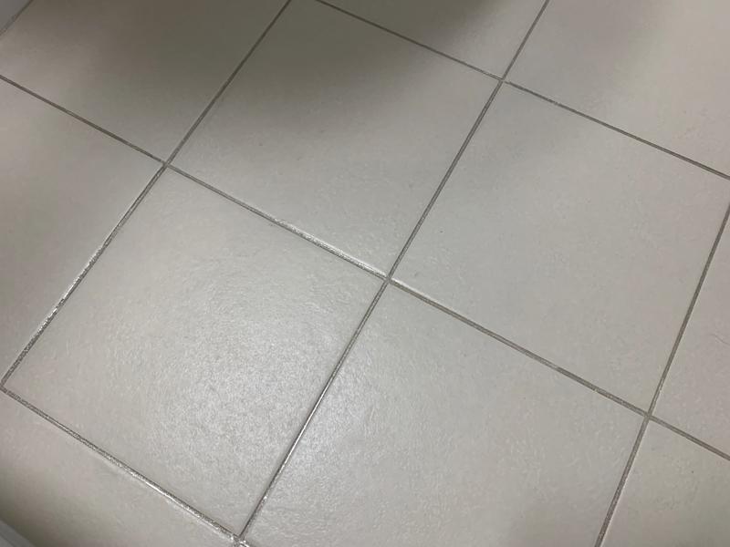 흰색 타일 바닥의 기초 작업 과정