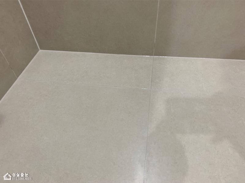 회색 타일로 완성된 모던한 욕실 바닥
