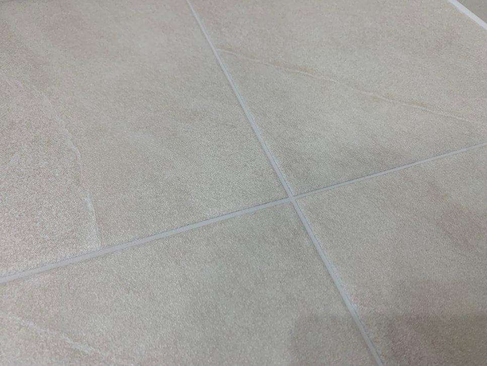 타일 사이를 빈틈없이 메워가는 중