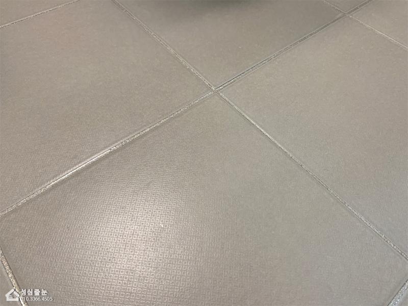 바닥면 정리를 위한 소형 도구 작업