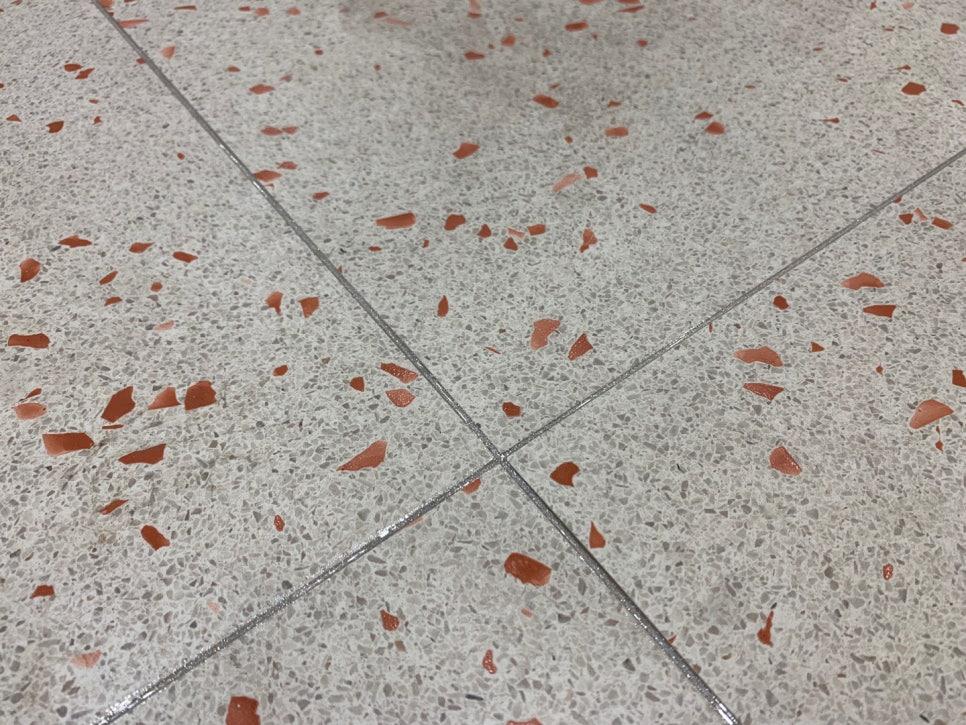 벽과 바닥 표면에 작은 입자들이 보이며 마감된 모습