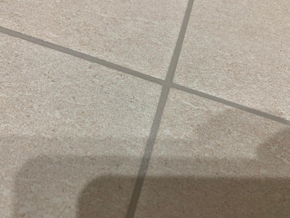 타일 사이사이를 밀도 있게 메우는 작업