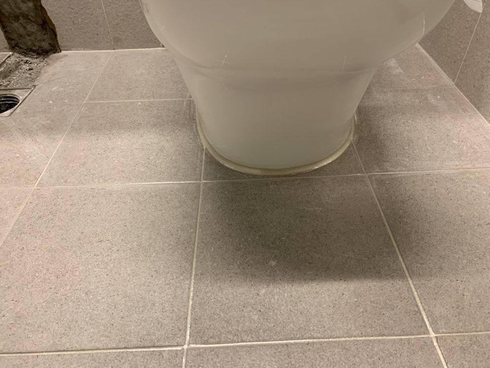 회색 타일 바닥과 흰색 세면대의 시공 과정