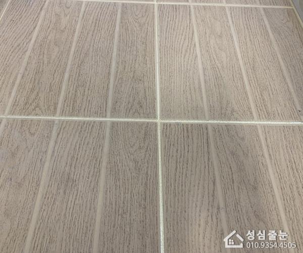 회색 우드톤 타일이 깔린 바닥 전경