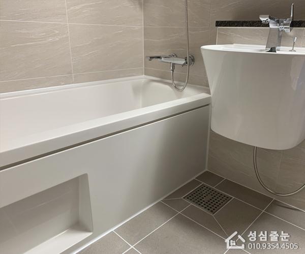 욕조와 세면대가 보이는 욕실 내부
