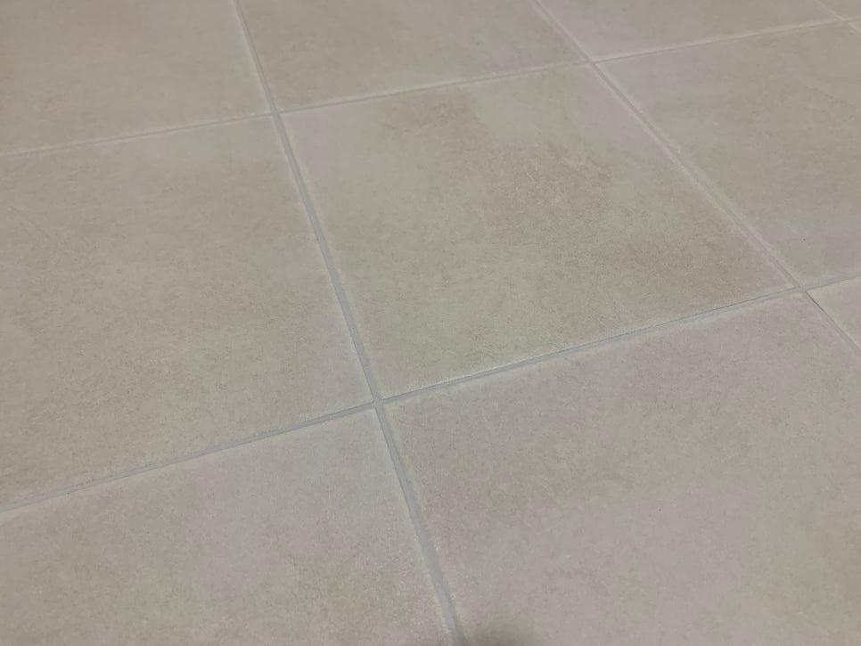바닥 타일 사이사이를 채우는 과정