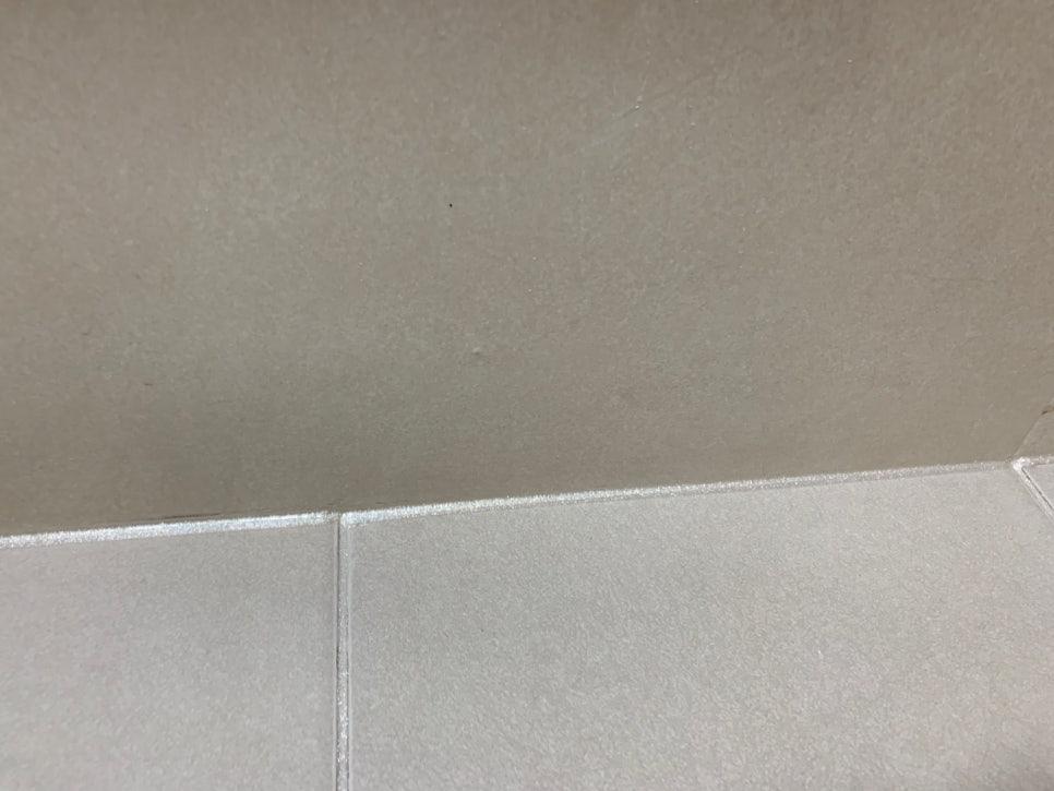 회색 벽면과 흰색 바닥의 접합부