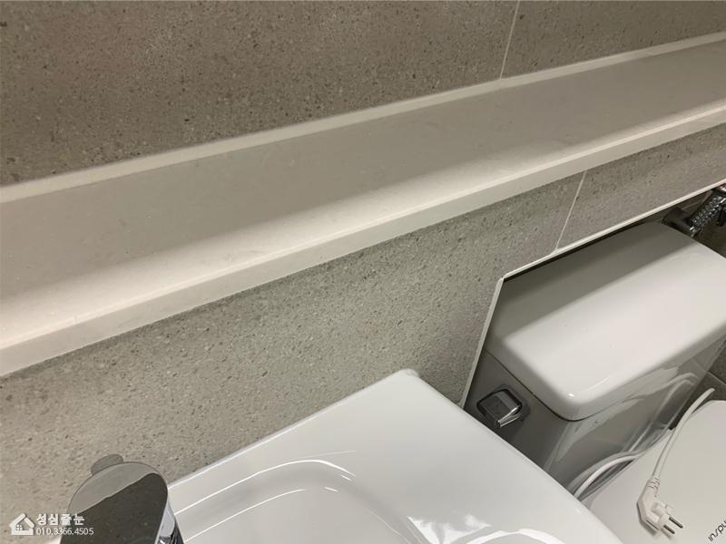 전체적으로 정돈된 화장실 내부 전경
