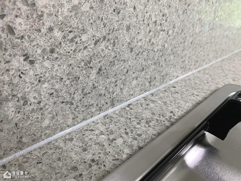 콘크리트 질감 벽면과 상판 접합부 디테일
