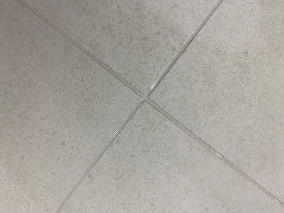 회색 타일 바닥 틈새 작업 모습