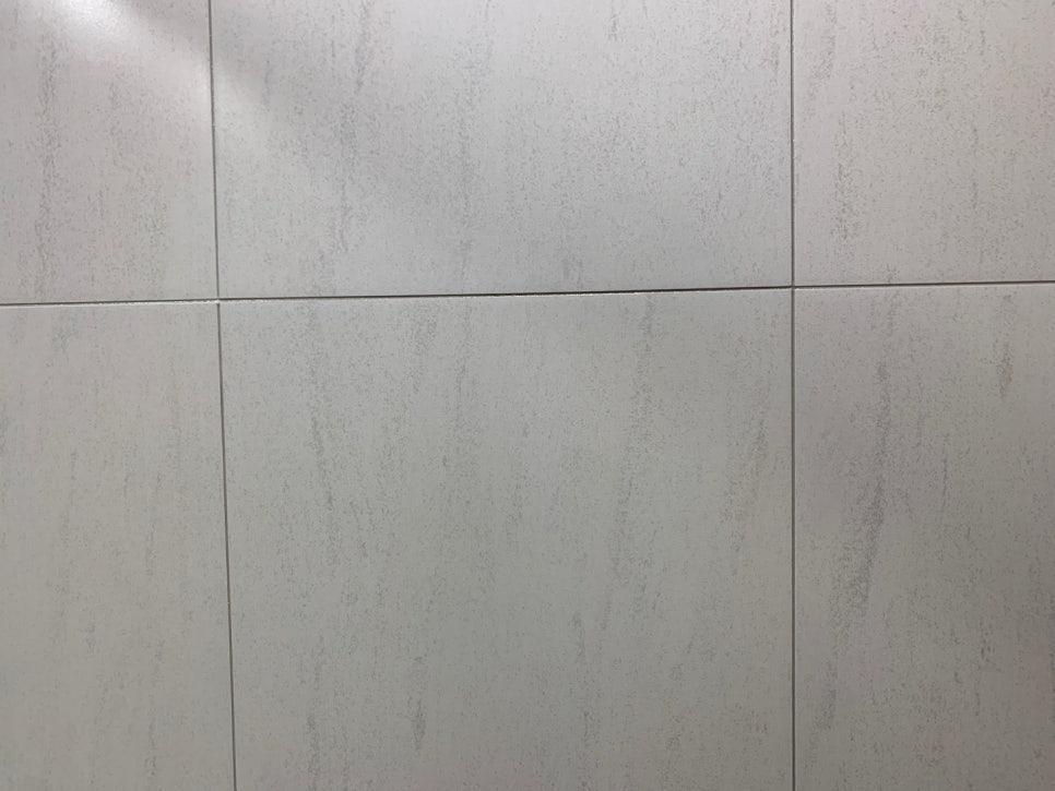 회색 타일 벽면의 정교한 주입 과정