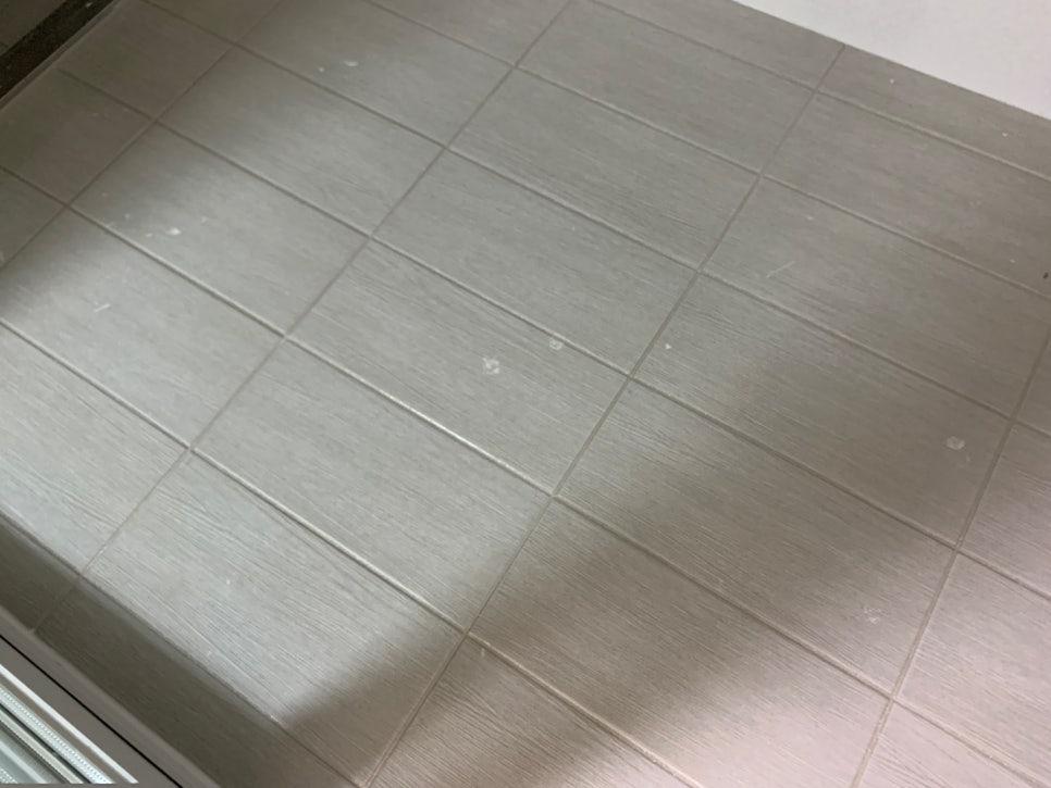 그라인더로 시멘트를 제거하는 과정