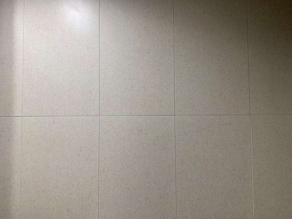 흰색 타일 바닥의 근접 마감 이미지