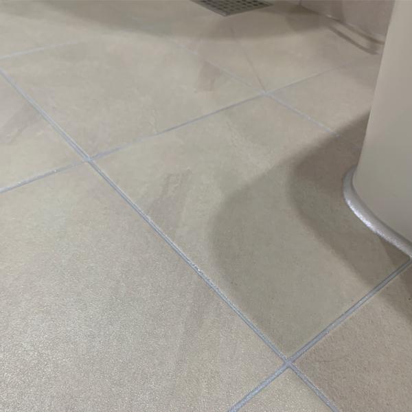 회색 타일 바닥과 흰색 세라믹 벽면