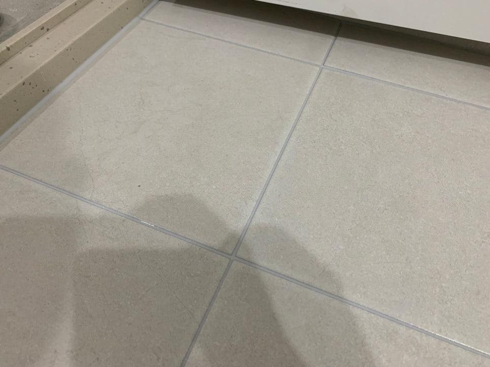 회색 타일 바닥과 흰색 벽 접합부의 콘크리트 구조물