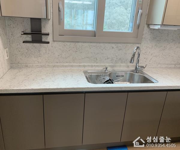 주방 상판과 벽면의 실리콘 마감