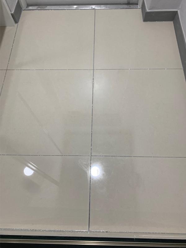 흰색 타일 바닥과 회색 도어 프레임