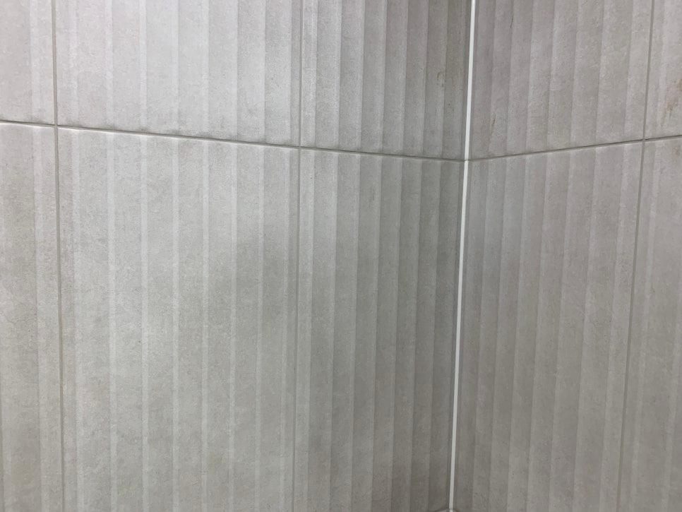 세로 줄무늬 타일 벽면의 정교한 작업