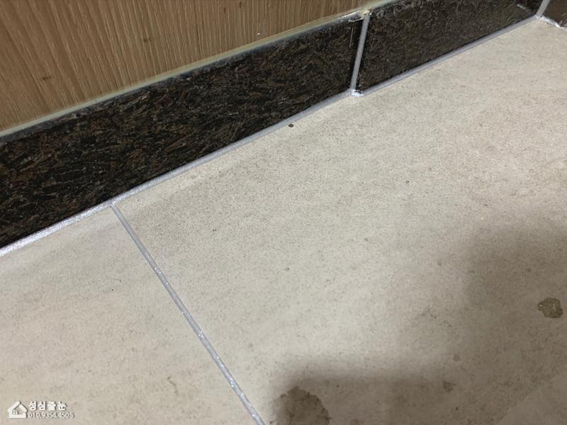 나무 패널과 타일 경계선의 디테일