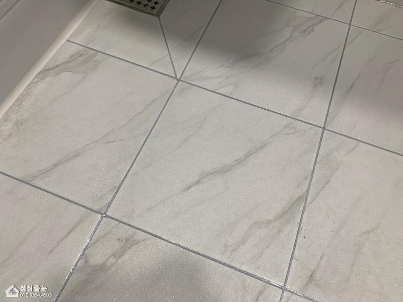 정밀하게 시멘트를 걷어내고 있는 과정