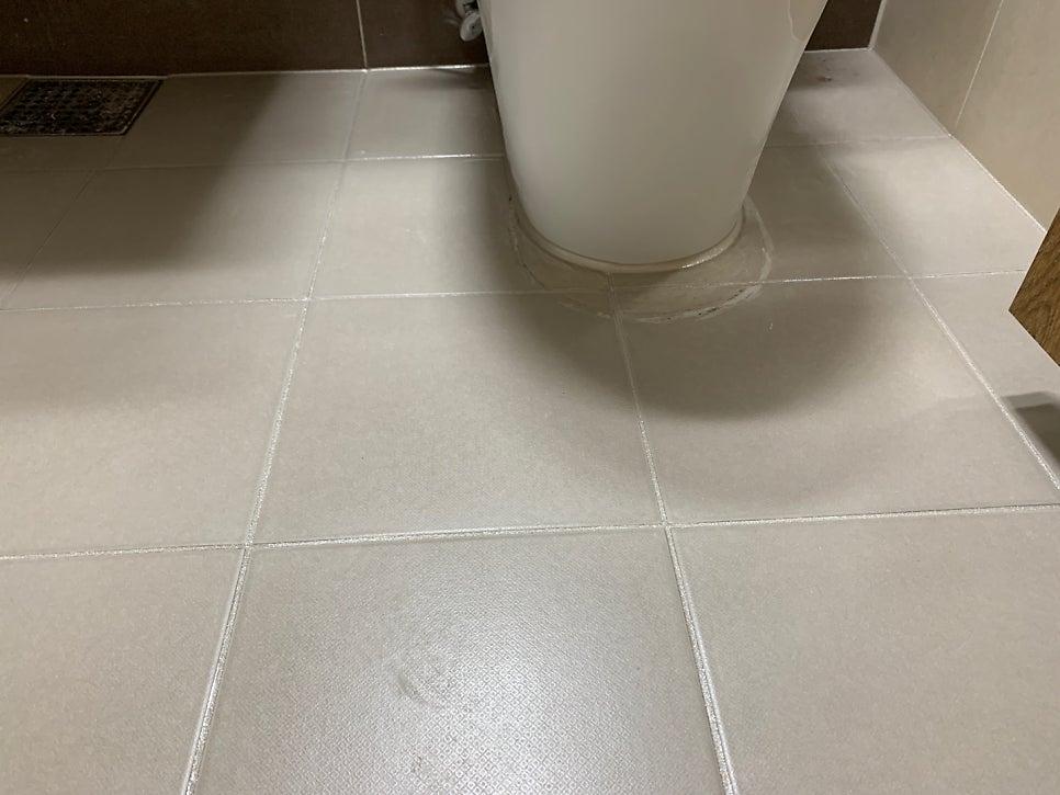 흰색 타일 바닥과 배관이 노출된 모습