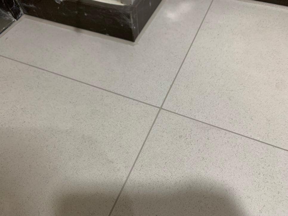 기초 작업을 진행 중인 타일 바닥 공간