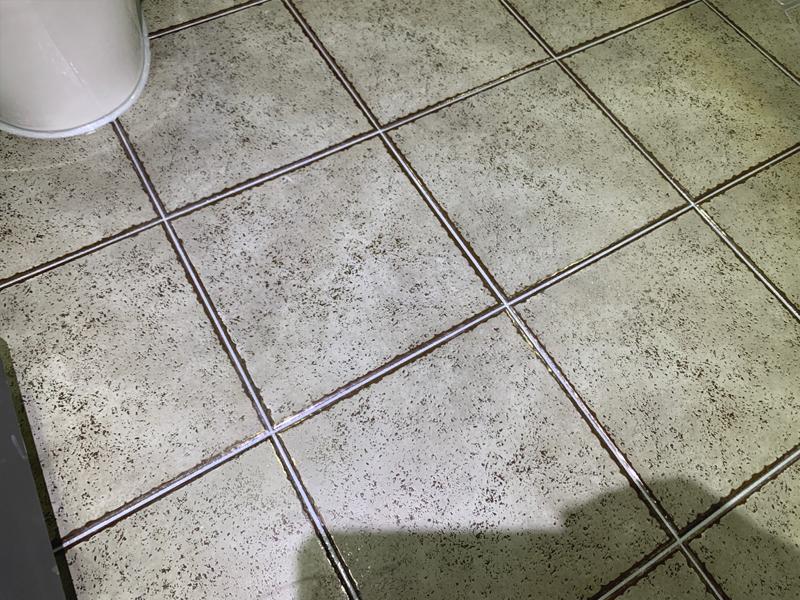 먼지와 흠집이 보이는 타일 바닥 표면