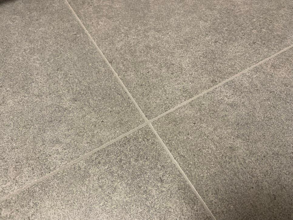 일정한 라인을 따라 깔끔하게 들어간 줄눈