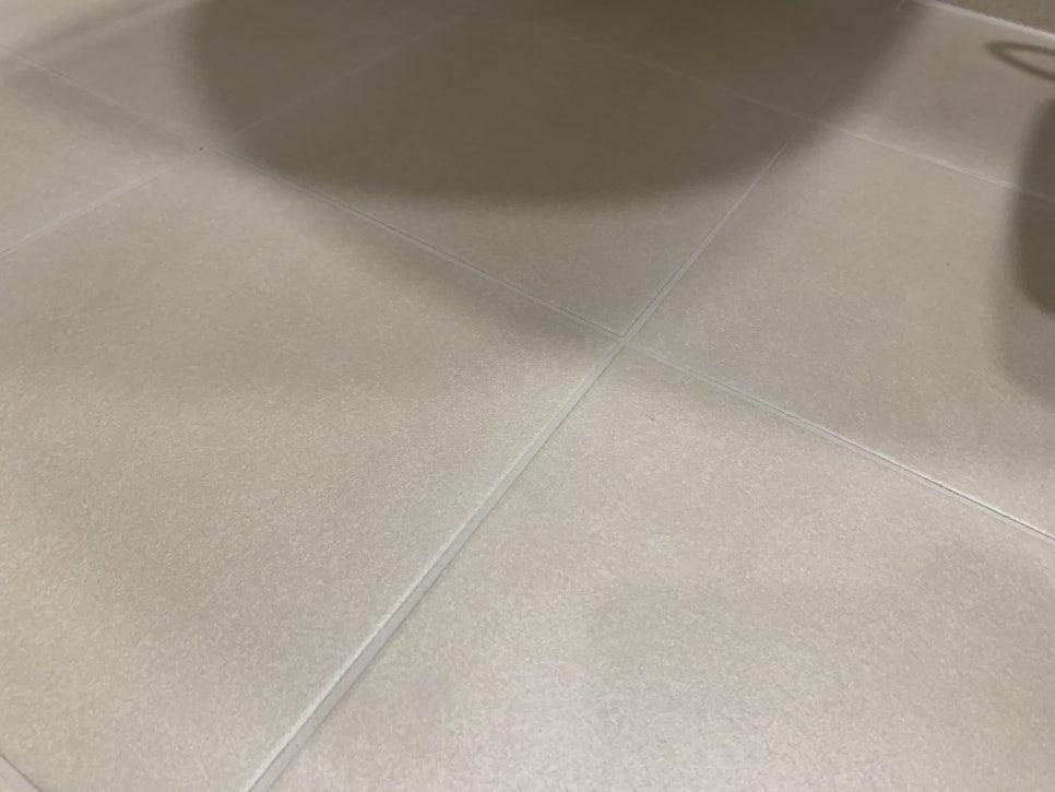 틈새를 메우기 위한 세밀한 작업