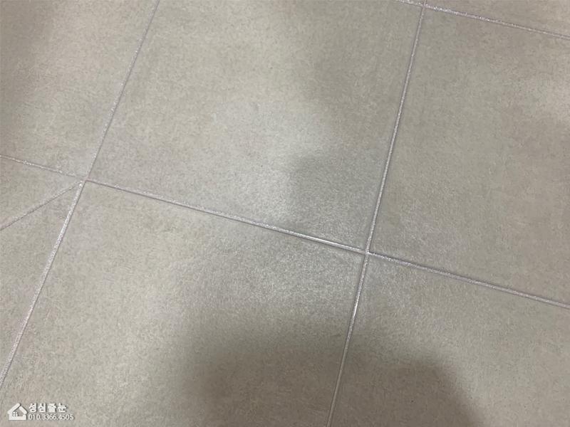 회색 타일 사이 흰색 셔드가 보이는 모습