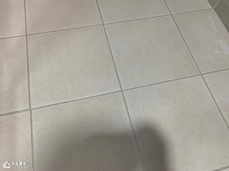 흰색 타일 바닥의 근접 촬영