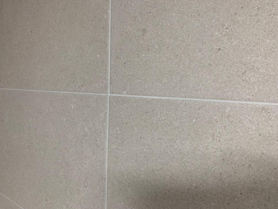 회색 타일 바닥에 흰색 셔틀라인이 보이는 모습
