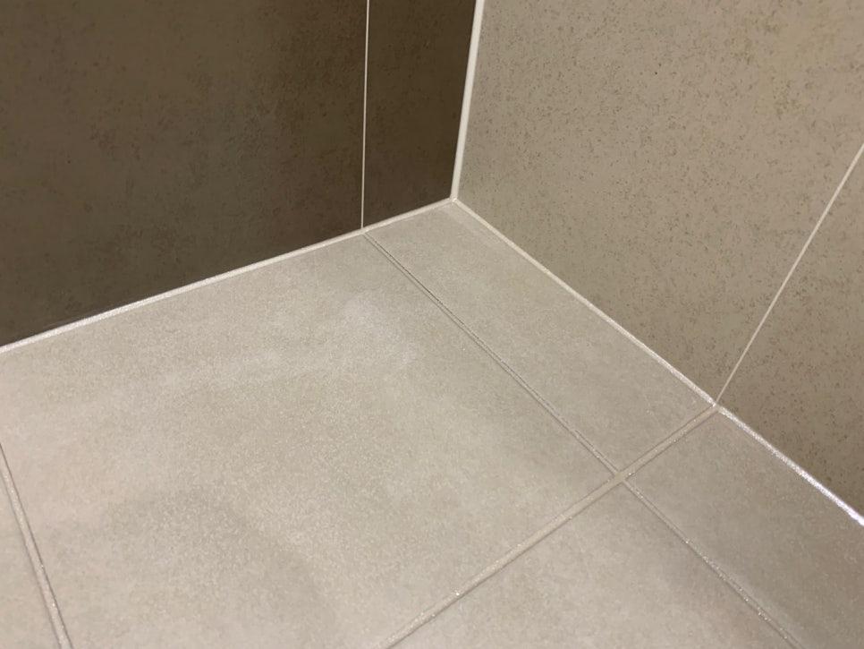 회색 타일 벽과 바닥 모서리의 마감 과정