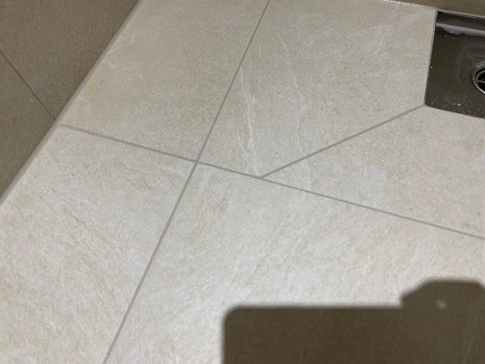 물때 걱정 없는 매끈한 수전 주변 마감