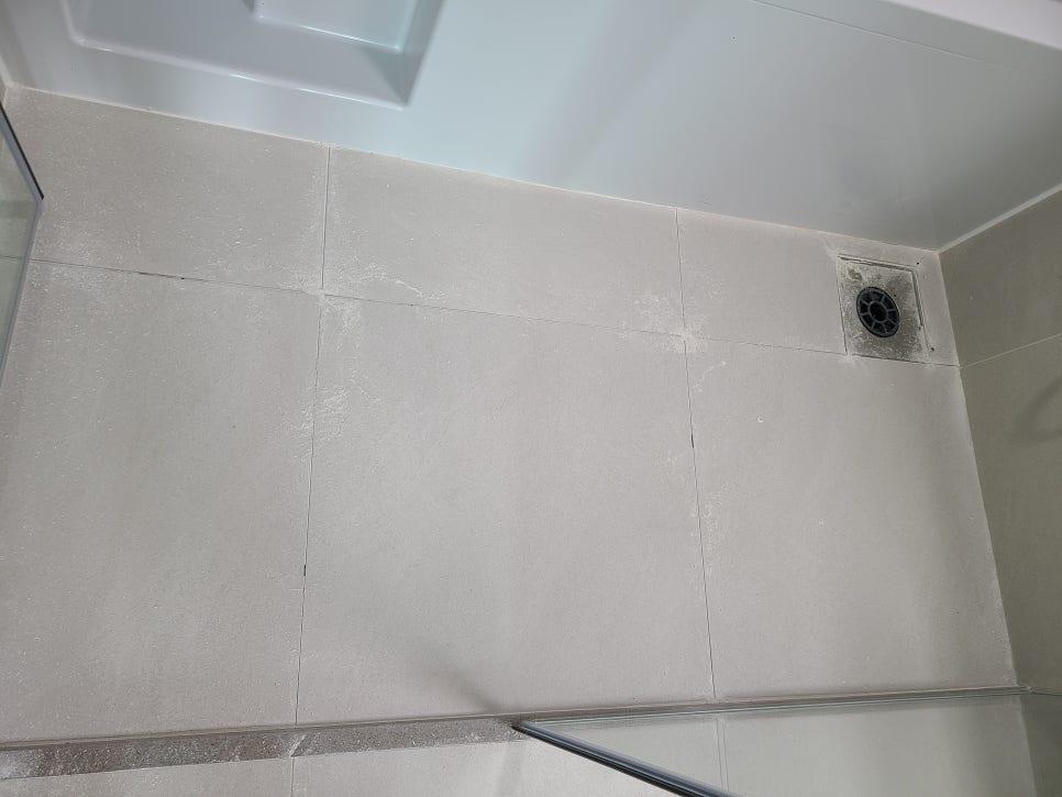 꼼꼼하게 타일 상태를 점검하는 과정