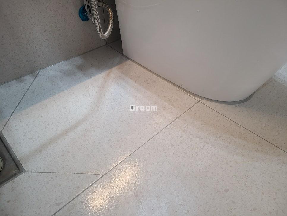 세면대 파이프 연결부까지 세밀하게 살피는 모습