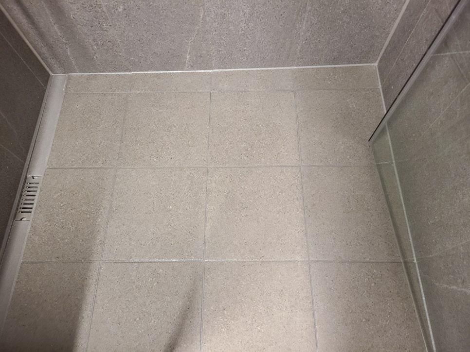 회색 타일로 마감된 욕실 내부 전경