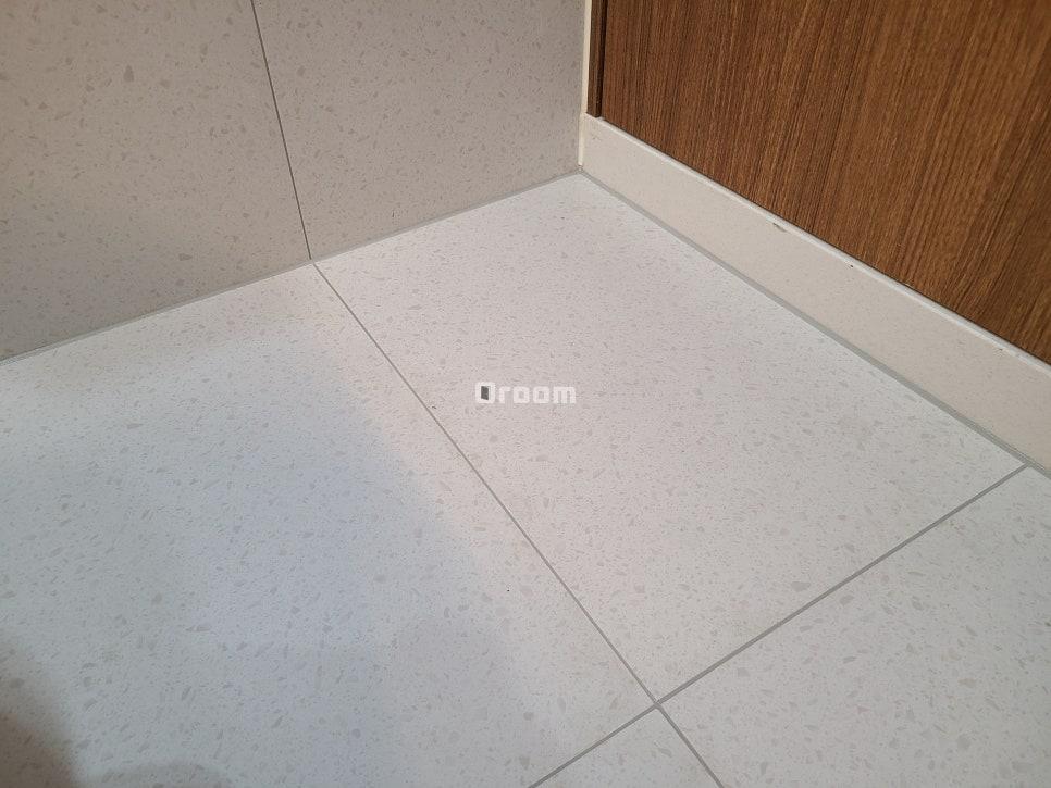 우드톤 도어와 조화를 이루는 깔끔한 공간