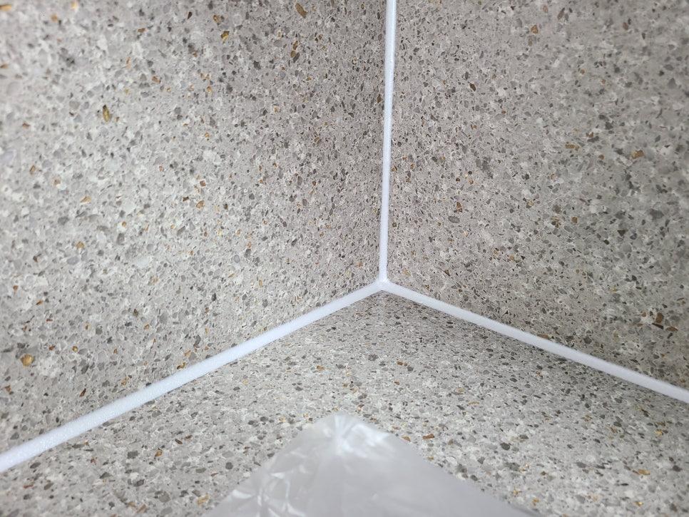 회색 계열 섬유질 마감 표면의 흰색 실선 구석 부분