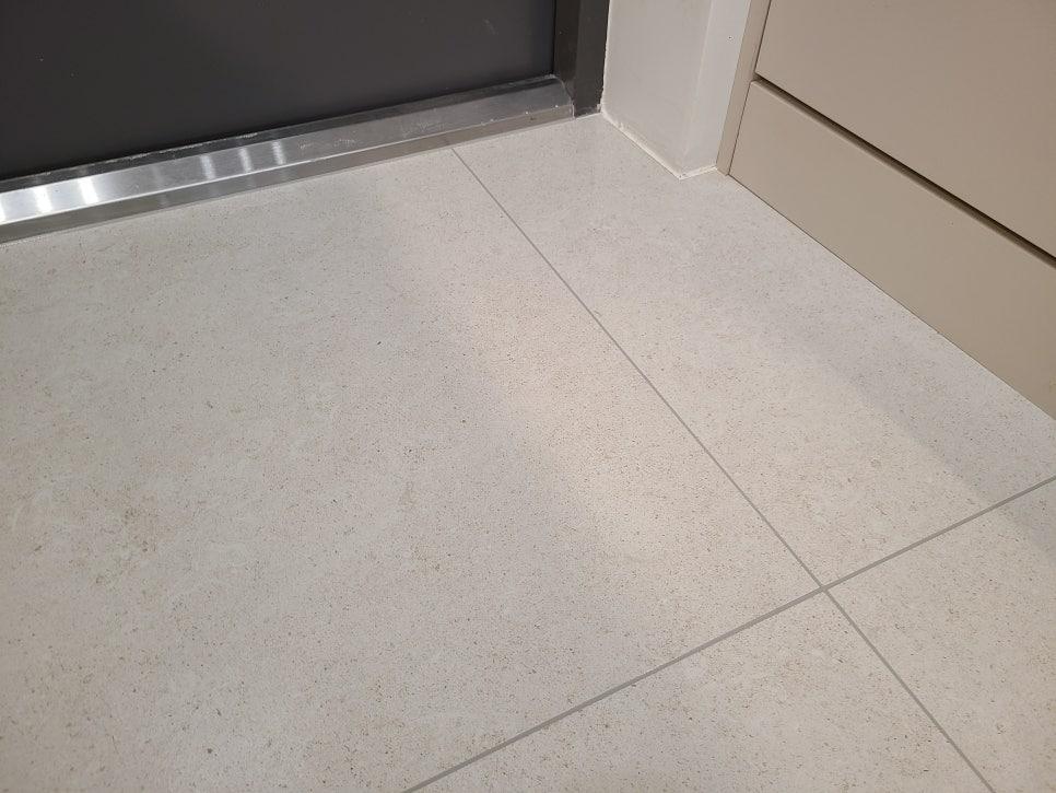 현관 수납장과 조화를 이루는 깔끔한 타일 마감