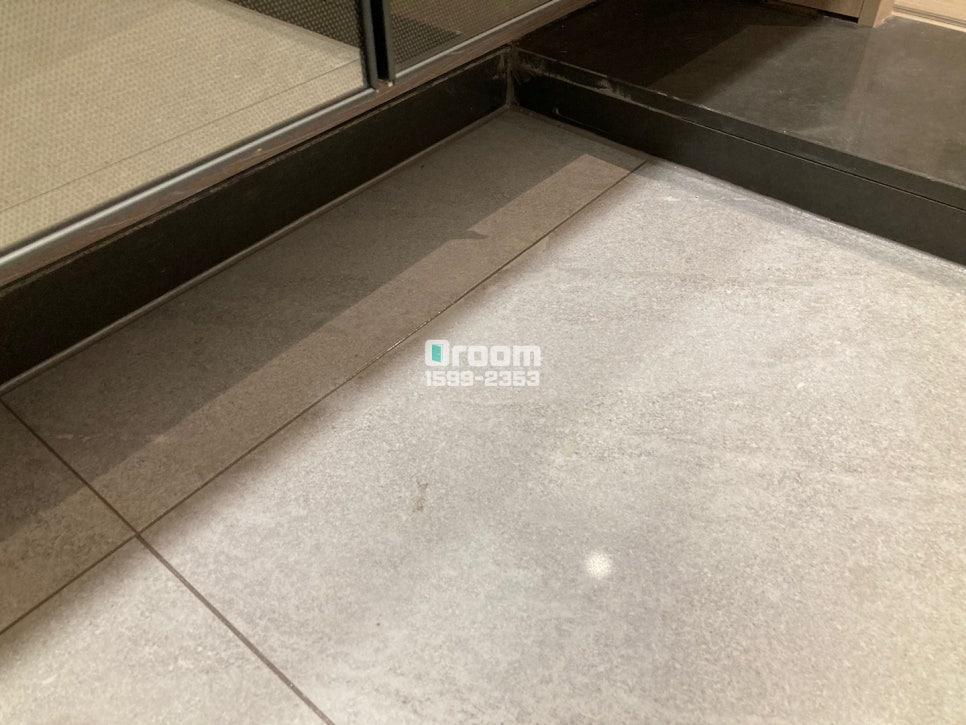 오염이 보이지 않는 현관 벽과 바닥 표면