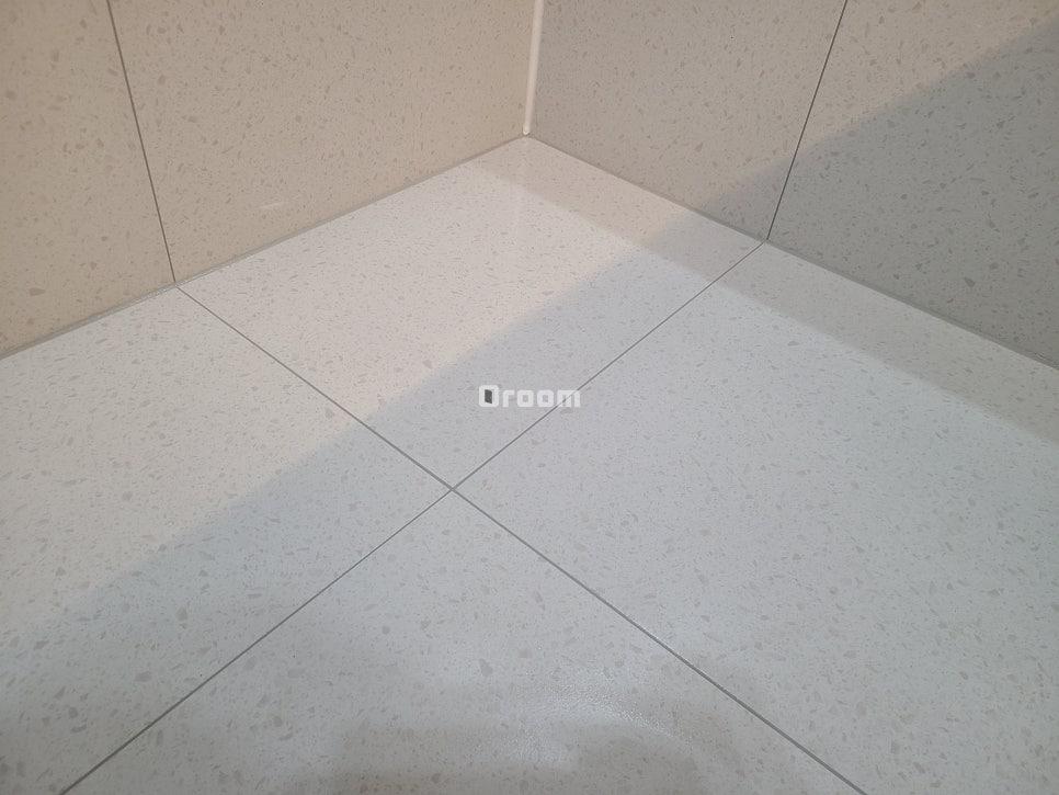 타일과 벽면 모서리가 매끄럽게 마감된 모습