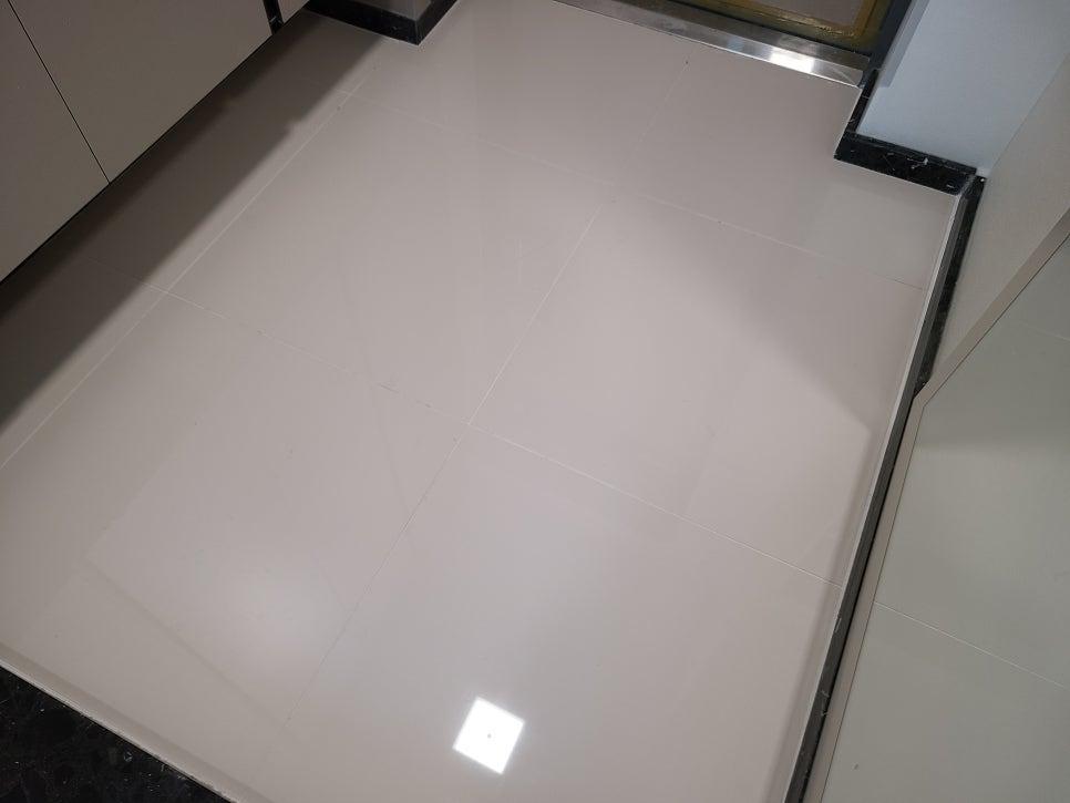 검은색 마감선이 들어간 흰색 타일 현관 바닥
