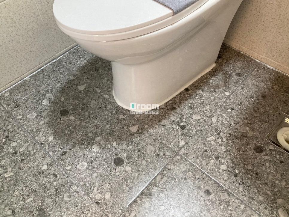 양변기 하단부의 줄눈 마감 모습