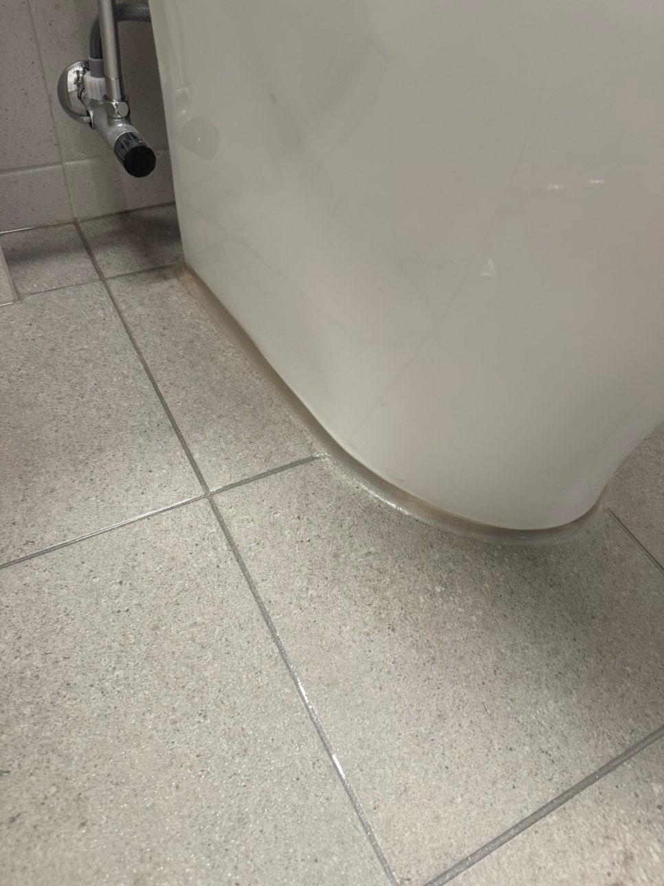흰색 세면대와 수도꼭지 주변 타일 작업 과정