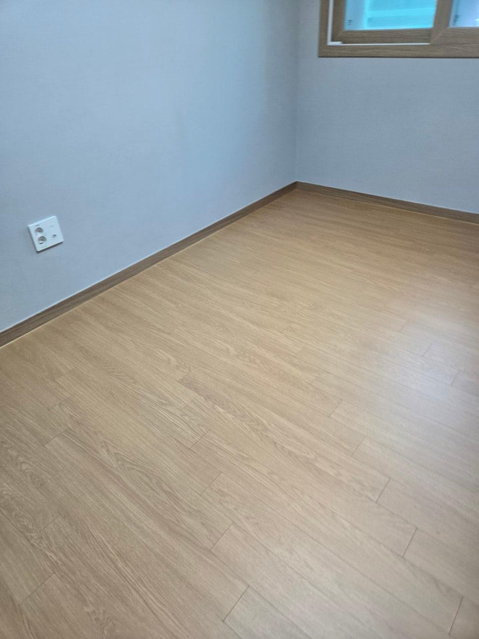 광택이 살아난 목재 마루의 빈 방