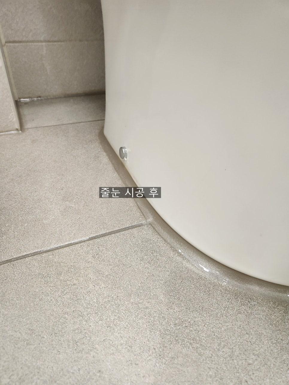 흰색 세면대와 베이지색 타일 바닥의 접합부