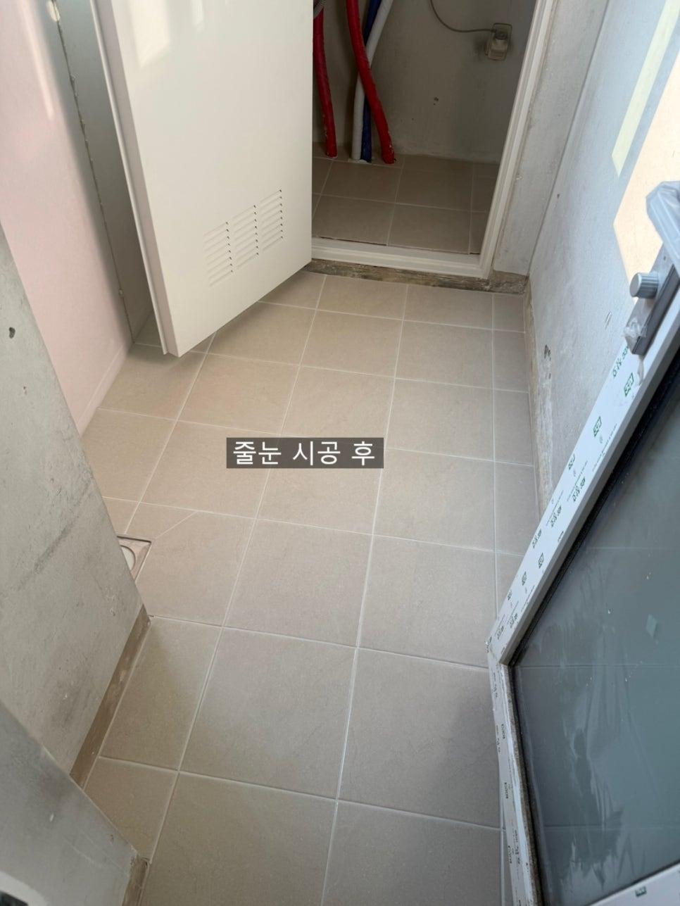 베이지 컬러로 마감된 현관 바닥 타일