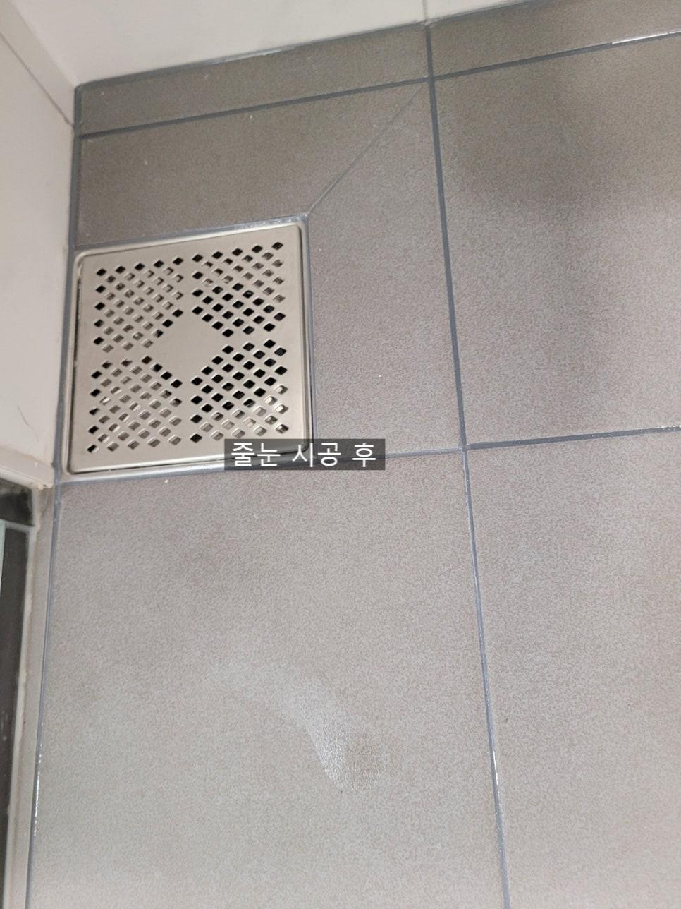 바닥 표면에 보이는 검은 오염점들